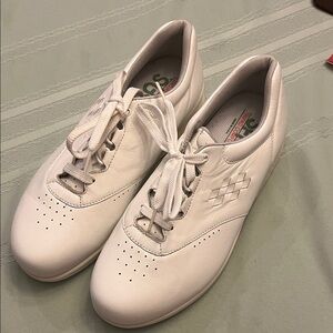 SAS Women's White Athletic Shoes size 91/2 WW BRAND NEW